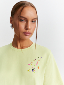 Футболка с вышивкой