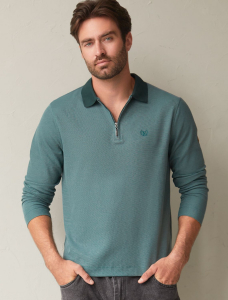 Лонгслив из мягкого фактурного трикотажа с плетеным воротником поло на молнии