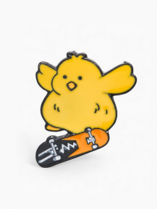 Значок «Цыплёнок» на скейте, цветной в чёрном металле