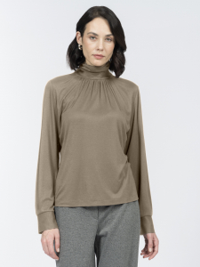 Водолазка с драпировкой из вискозного трикотажа