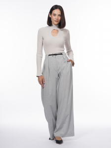 Вязаный тонкий джемпер с эффектным вырезом