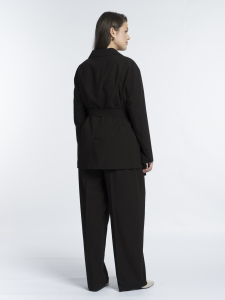 Однобортный пиджак из шерстяной ткани с поясом