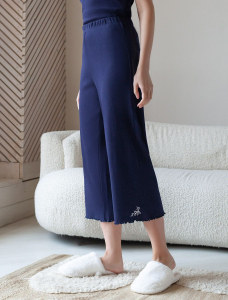 Укороченные брюки с поясом на резинке из фактурного трикотажа в рубчик с вышивкой