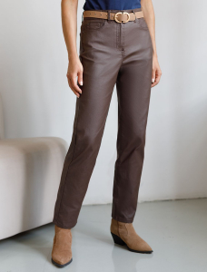 Брюки mom fit из эластичного хлопка с покрытием под кожу