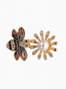 Зажим для кардигана «Пчела», цвет чёрно-белый в золоте