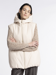 Жилет с капюшоном на синтепоне