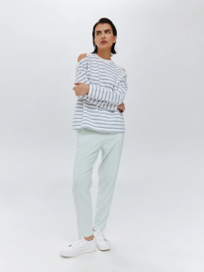 Брюки, зауженные к низу