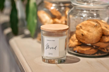 Свеча из натурального соевого воска с хлопковым фитилем и декоративной деревянной крышкой, аромат 