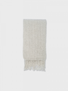 Длинный шарф с бахромой по краям