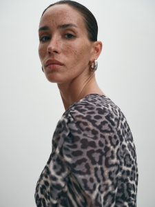 Нарядное платье с асимметрией и принтом