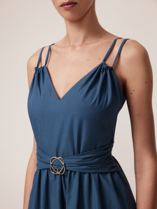 Приталенное платье с эффектным лифом