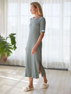 Платье из трикотажа в широкий рубчик с разрезами