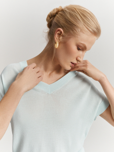 Футболка с V-образным вырезом