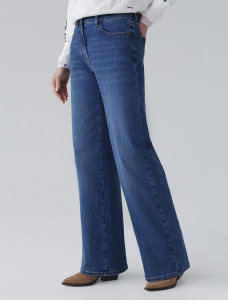 Джинсы трубы с декоративной стиркой из эластичного облегченного денима