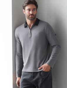 Лонгслив из мягкого фактурного трикотажа с плетеным воротником поло на молнии