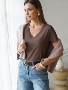 Футболка из премиального хлопка с V-образным вырезом