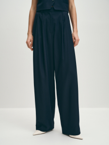 Прямые широкие брюки в классическом синем