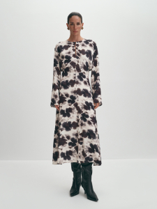 Длинное платье с рукавами