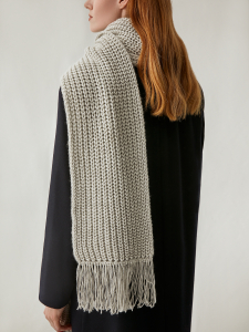 Длинный шарф с бахромой по краям