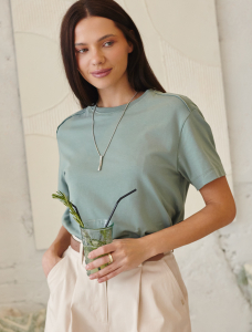 Футболка с открытым срезом из премиального хлопка с эластаном