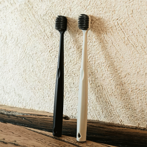 Зубная щетка с бамбуковым углем “Thinkuteeth”