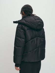 Теплый пуховик с  капюшоном на молнии