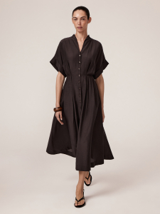 Легкое платье приталенного силуэта