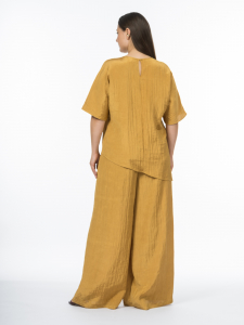 Блуза цвета охры с асимметрией