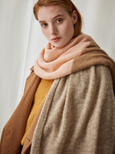 Палантин шерстяной в бежево-розовой гамме