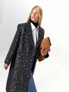 Шерстяное пальто с мембраной и утеплённой спинкой