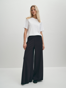 Базовая футболка с вышивкой