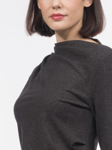 Асимметричная блуза с длинным рукавом