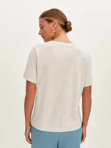 Футболка с V-вырезом