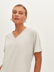 Футболка с V-вырезом