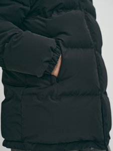 Короткий пуховик с капюшоном на молнии