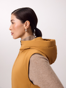 Утеплённый непромокаемый жилет с капюшоном