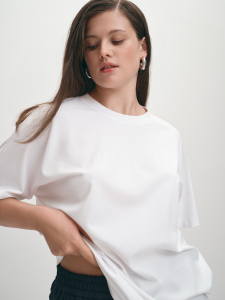 Однотонная футболка со стразовой аппликацией