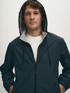 Легкая куртка-ветровка с капюшоном на молнии