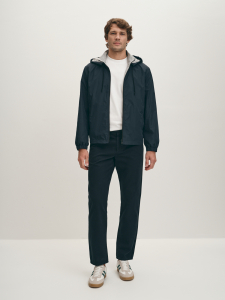 Легкая куртка-ветровка с капюшоном на молнии