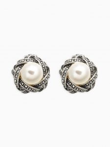 Серьги клипсы для ушей QF «Грейс», внахлёст с бусиной, белые в чернёном серебре