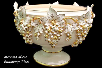 228-085 Фруктовница на ножке 53см. Виноград в под.уп.(х1) Фарфор