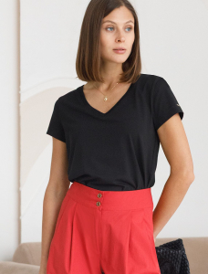 Базовая футболка из премиального хлопка с V образным вырезом