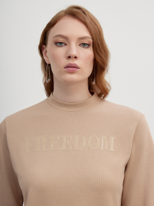 Блуза трикотажная с вышивкой