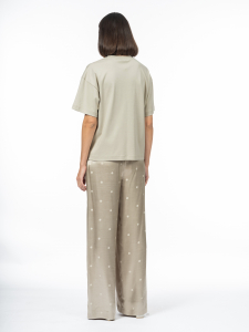 Футболка с мерсеризацией и изящной вышивкой