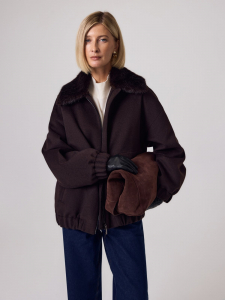 Утепленный бомбер со съемным воротником из экомеха