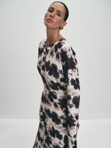 Длинное платье с рукавами