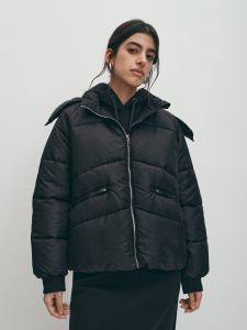 Теплый пуховик с  капюшоном на молнии