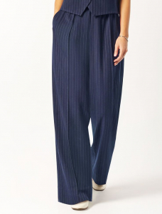 Брюки свободного кроя из костюмной ткани