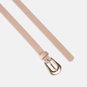 Ремень с небольшой округлой пряжкой