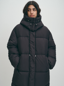 Длинный теплый пуховик с капюшоном на молнии